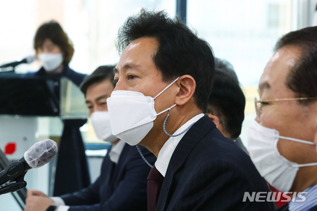 [서울=뉴시스]국회사진기자단 = 국민의힘 오세훈 서울시장 후보가 17일 서울 여의도 중앙당사에서 열린 서울 국회의원 및 당협위원장 연석회의에서 인사말을 하고 있다. 2021.03.17. photo@newsis.com