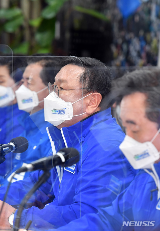 [부산=뉴시스] 하경민 기자 = 이낙연 상임선대위원장과 김태년 당 대표 직무대행 등 더불어민주당 중앙당 선거대책위원회가 17일 오전 부산 연제구 부산시당사에서 선거대책회의를 갖고 있다. 2021.03.17. yulnetphoto@newsis.com