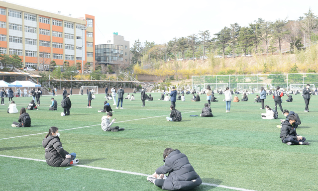 [울산=뉴시스] 배병수 기자 = 울산 동구 중학교 학생이 코로나 19 확진 판정을 받은 지난 17일 오전 해당 중학교 선별진료소에서 이 학교 학생들이 코로나19 검사를 받기위해 운동장에 모여 있다. 2021.03.17. bbs@newsis.com