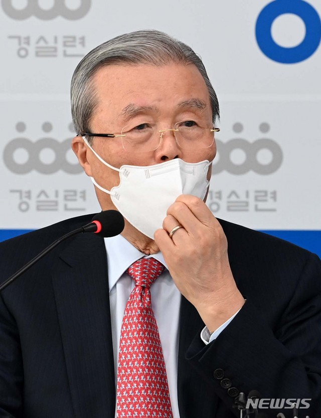 [서울=뉴시스]국회사진기자단 = 김종인 국민의힘 비상대책위원장이 17일 서울 종로구 경실련 대강당에서 한국토지주택공사(LH) 사태와 관련해 열린 정책간담회에서 마스크를 고쳐쓰고 있다. 2021.03.17. photo@newsis.com