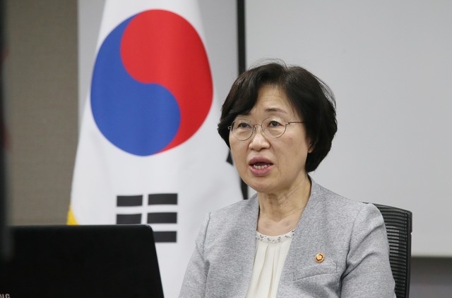 [서울=뉴시스]정영애 여성가족부 장관이 지난 16일 미국 뉴욕 유엔본부에서 개최한 '유엔여성지위위원회 장관급 원탁회의'에 영상회의로 참석, 발언하고 있다. 2021.03.17. (사진=여성가족부 제공) photo@newsis.com *재판매 및 DB 금지