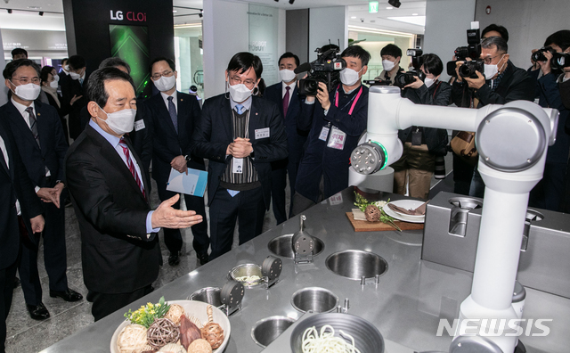 [서울=뉴시스]박주성 기자 = 정세균 국무총리와 권영수 LG그룹 부회장이 17일 서울 강서구 LG사이언스파크를 방문해 이노베이션 갤러리 내 로봇존을 둘러보고 있다. (공동취재사진) 2021.03.17. photo@newsis.com