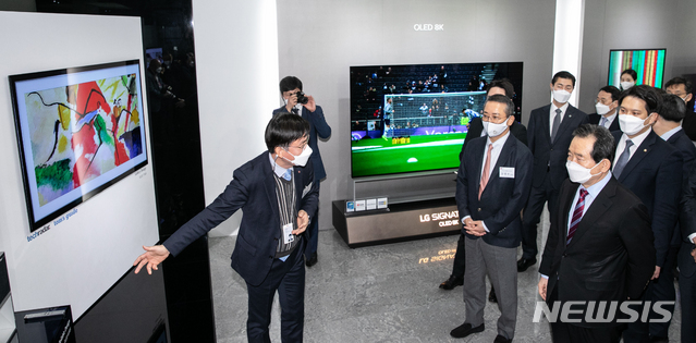 [서울=뉴시스]박주성 기자 = 정세균 국무총리와 권영수 LG그룹 부회장이 17일 서울 강서구 LG사이언스파크를 방문해 이노베이션 갤러리 내 OLED존을 둘러보고 있다. (공동취재사진) 2021.03.17. photo@newsis.com