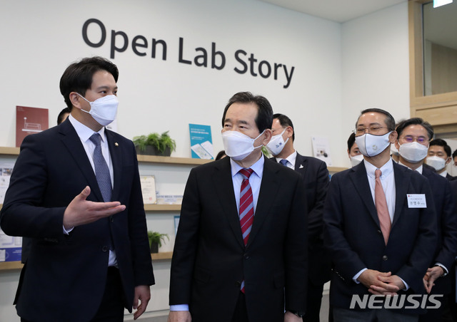 [서울=뉴시스]박주성 기자 = 정세균 국무총리가 17일 오전 서울 강서구 LG사이언스파크 오픈 랩(Open Lab)를 방문해 국내 스타트업 기업이 개발한 프로그램을 둘러보고 있다. 2021.03.17. park7691@newsis.com