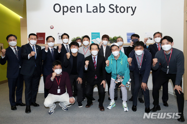 [서울=뉴시스]박주성 기자 = 정세균 국무총리가 17일 오전 서울 강서구 LG사이언스파크 오픈 랩(Open Lab)를 방문해 국내 스타트업 기업들이 개발한 제품을 살펴본 뒤 스타트업 관계자들과 기념촬영을 하고 있다. (공동취재사진) 2021.03.17. photo@newsis.com