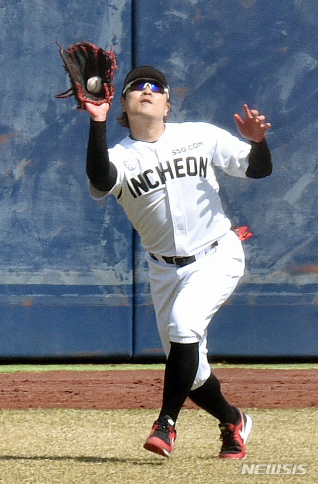 [대구=뉴시스] 이무열 기자 = SSG 추신수가 17일 오전 대구 수성구 삼성라이온즈파크에서 열리는 삼성과의 연습경기에 앞서 수비 훈련을 있다. 2021.03.17. lmy@newsis.com