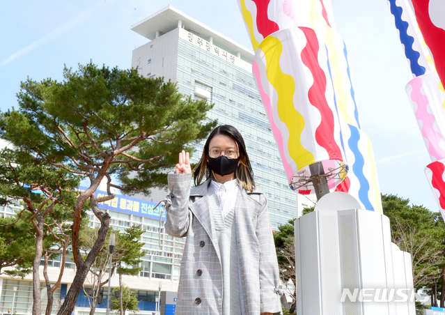 [광주=뉴시스] 김혜인 기자 = 17일 오전 광주 서구 치평동 광주시청 앞에서 광주 미얀마 유학생 대표 샤샤(20·여)씨가 '군부 독재 저항'을 의미하는 세손가락 경례를 하고 있다. 2021.03.17. hyein0342@newsis.com