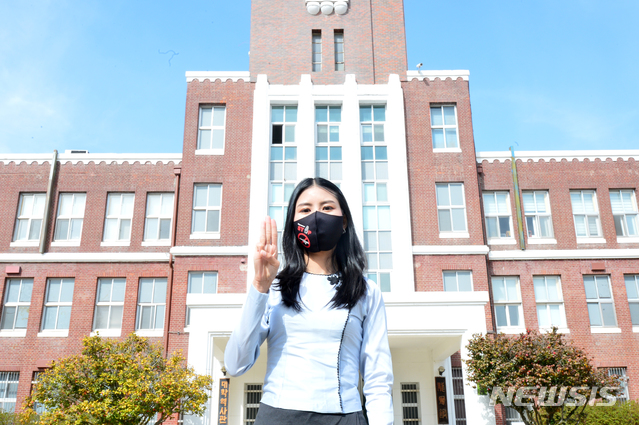 [광주=뉴시스] 김혜인 기자 = 17일 오후 광주 북구 용봉동 전남대학교 5·18대학역사관 앞에서 전남대 국어교육학 석사 2학년 과정을 밟고 있는 미얀마 유학생 마웅(26·여)씨가 '독재 정권 저항'을 의미하는 세손가락 경례를 하고 있다. 2021.03.17. hyein0342@newsis.com