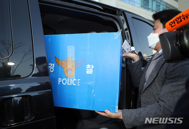[세종=뉴시스]강종민 기자 = 한국토지주택공사(LH) 직원들의 신도시 투기 의혹을 수사 중인 경찰이 17일 오후 정부세종청사 국토교통부에 대해 압수수색을 마친 뒤 압수품을 차량에 옮겨 싣고 있다. 2021.03.17.&nbsp; ppkjm@newsis.com