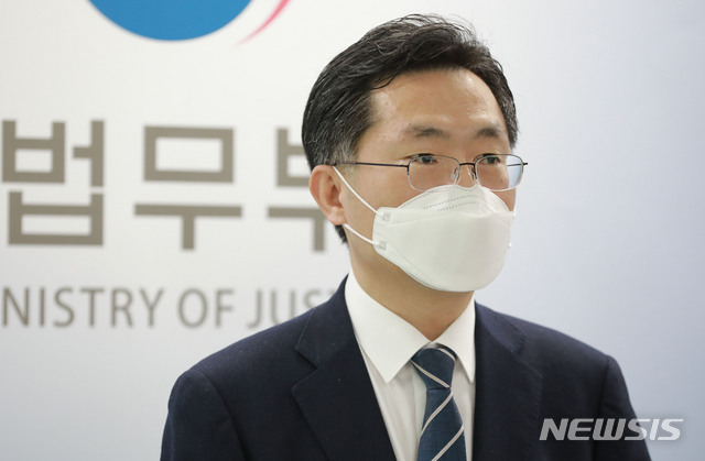 [서울=뉴시스]홍효식 기자 = 이정수 법무부 검찰국장이 지난 17일 오후 서울 서초구 서울고등검찰청에서 한명숙 전 국무총리 정치자금법 위반 사건 관련 브리핑을 하고 있다. (공동취재사진) 2021.03.17. photo@newsis.com