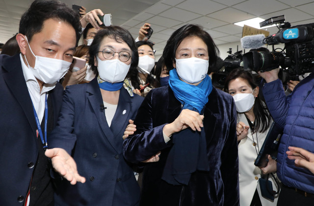 [서울=뉴시스]국회사진기자단 = 여권 서울시장 후보 단일화 경선에서 김진애 열린민주당 후보에게 승리한 박영선 더불어민주당 후보가 17일 오후 국회 소통관에서 소감을 밝힌 뒤 이동하고 있다. 2021.03.17. photo@newsis.com