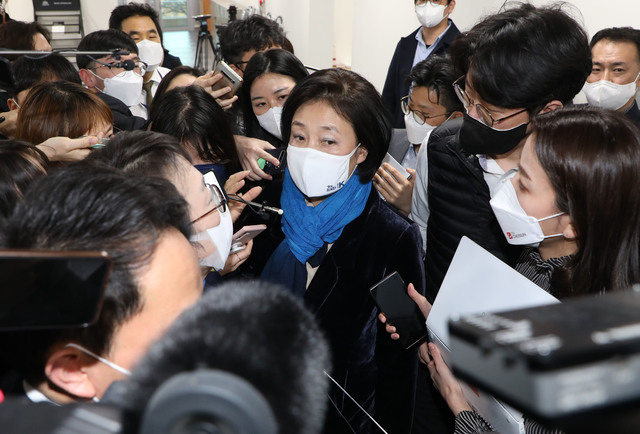 [서울=뉴시스]국회사진기자단 = 여권 서울시장 후보 단일화 경선에서 김진애 열린민주당 후보에게 승리한 박영선 더불어민주당 후보가 17일 오후 국회 소통관에서 기자들의 질문에 답변하고 있다. 2021.03.17. photo@newsis.com