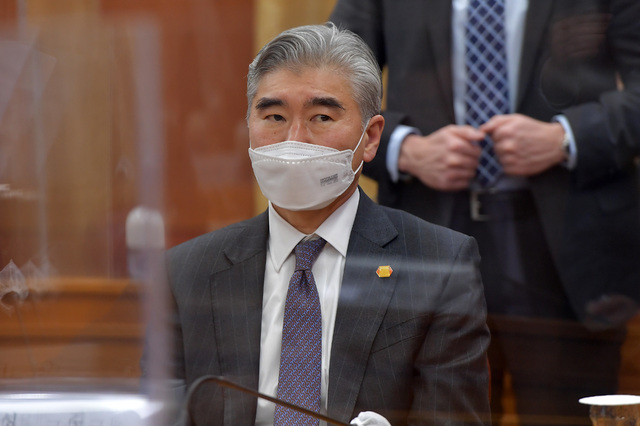 [서울=뉴시스]사진공동취재단 = 성김 전 주한미국대사가 17일 서울 종로구 외교부에서 열린 한미외교장관회담에 참석해 있다. 2021.03.17. photo@newsis.com