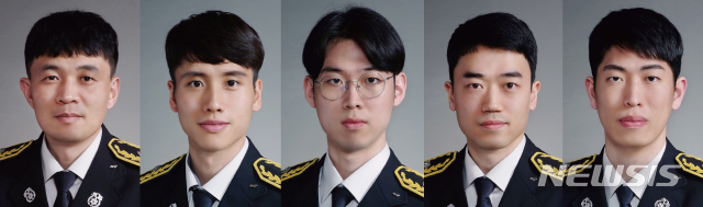 [세종=뉴시스] 제26기 소방간부후보생 수상자들. 최우수 성적을 거둬 대통령상을 받는 권선우(42) 소방위, 국무총리상을 받는 신건혁(28) 소방위, 행정안전부장관상을 받는 정민규(27) 소방위, 소방청장상을 받는 석경민(32) 소방위, 중앙소방학교장상을 받는 허성호(24) 소방위(사진 왼쪽부터). (사진 = 소방청 제공). 2021.03.18. 