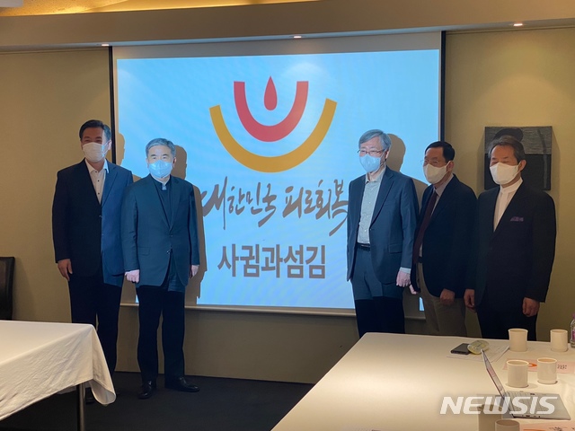 [서울=뉴시스]임종명 기자 = '대한민국 피로회복' 헌혈 캠페인 관련 기자간담회를 연 '사귐과 섬김'. 왼쪽부터 최성은 지구촌교회 목사, 주승중 주안장로교회 목사, 유기성 선한목자교회 목사, 신국원 총신대 명예교수, 지형은 성락성결교회 목사. 2021.03.18.photo@newsis.com