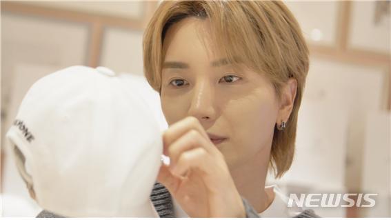 [서울=뉴시스] 화이트톤의 아네모네X이특 볼캡은 아네모네 꽃잎 자수 안에 사파이어 블루 색상의 스와로브스키를 사용해 고급스러움을 더했다. (사진=아네모네 제공)