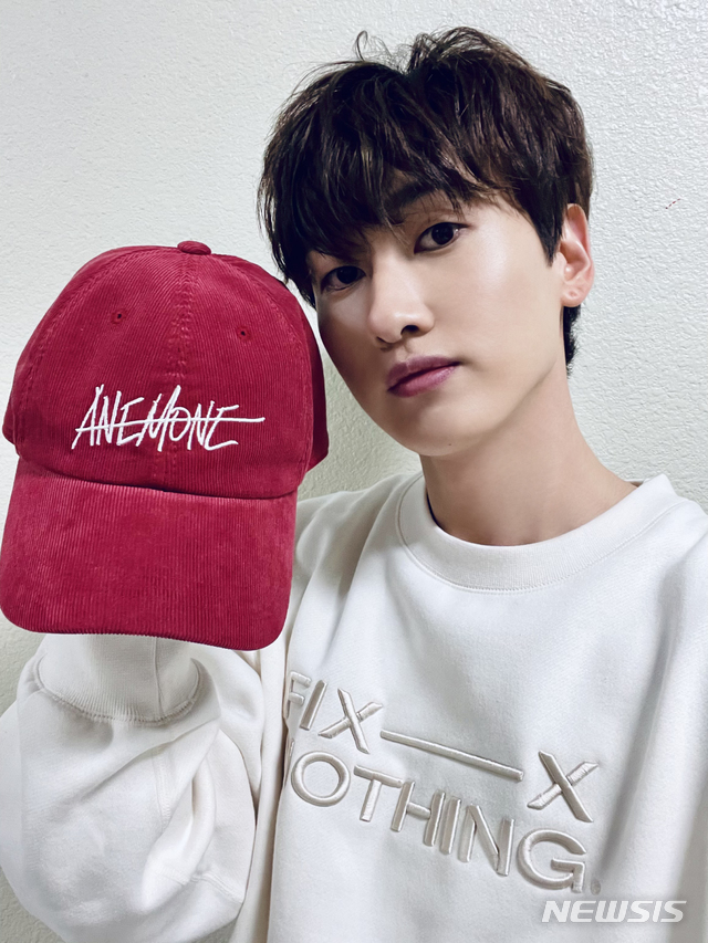 [서울=뉴시스] 아네모네X은혁 볼캡은 버건디 컬러 코듀로이 소재에 자필 로고 자수와 로마 숫자 'IV'를 표현했다. (사진=아네모네 제공)