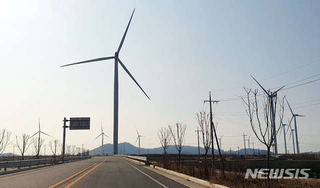 [영광=뉴시스] 전남 영광군 풍력발전. photo@newsis.com