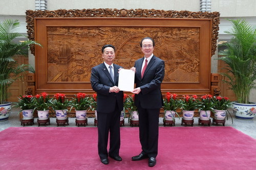 [서울=뉴시스]북한 리용남 중국 주재 대사(왼쪽)가 18일 중국 외교부 훙레이 의전사 사장에게 국서부본을 제정하고 있다. <사진출처: 중국 외교부> 2021.03.18 