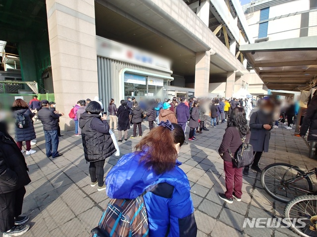 [수원=뉴시스] 안형철 기자 = 외국인근로자 등 300~400여명이 코로나19 진단 검사를 받기 위해 'ㄹ' 자로 줄을 서서 기다리고 있다. 2021.03.18. goahc@newsis.com