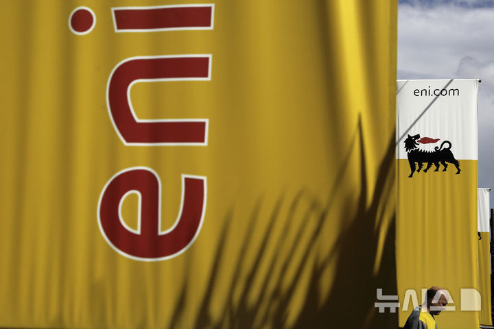 [AP/뉴시스] 자료 사진에서 이탈리아 최대 국영 에너지 기업 ENI의 이름과 표지판이 적힌 현수막이 보이고 있다. (사진=뉴시스DB) 2025.07.17