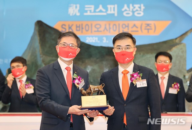 [서울=뉴시스]최진석 기자 = 18일 오전 서울 영등포구 한국거래소에서 열린 백신 개발·생산업체인 SK바이오사이언스의 코스피 신규상장 기념식에 참석한 안재용 SK바이오사이언스 대표이사가 손병두 한국거래소 이사장으로부터 상장계약서 및 상장기념패를 전달받고 있다. (공동취재사진) 2021.03.18. photo@newsis.com