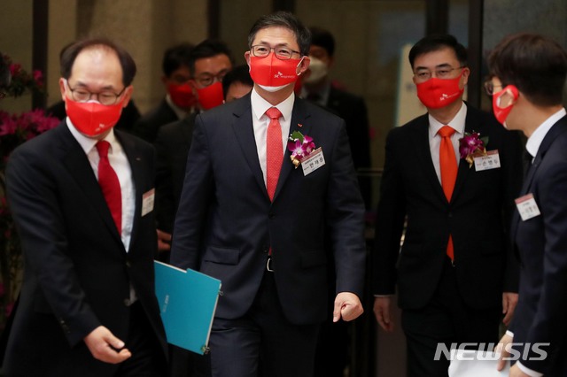 [서울=뉴시스]최진석 기자 = 안재용 SK바이오사이언스 대표이사가 18일 서울 여의도 한국거래소에서 열린 백신개발생산업체 SK바이오사이언스의 유가증권시장 신규상장 기념식에 참석하고 있다. (공동취재사진) 2021.03.18. photo@newsis.com