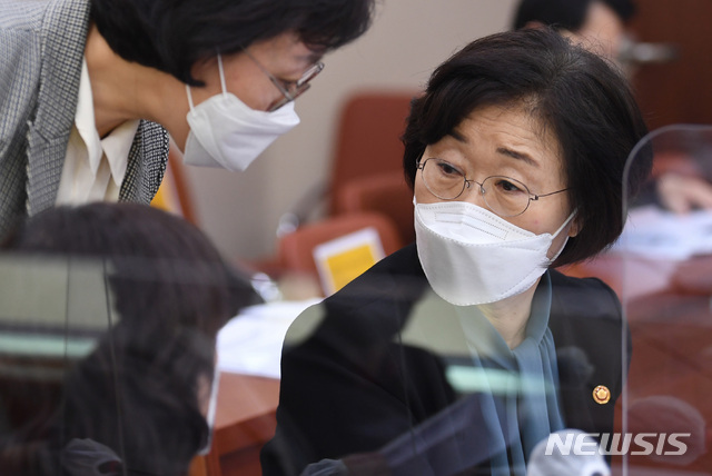 [서울=뉴시스]전진환 기자 = 정영애 여성가족부 장관이 18일 오전 서울 여의도 국회에서 열린 여성가족위원회 전체회의에 출석해 직원과 대화하고 있다. (공동취재사진) 2021.03.18. photo@newsis.com