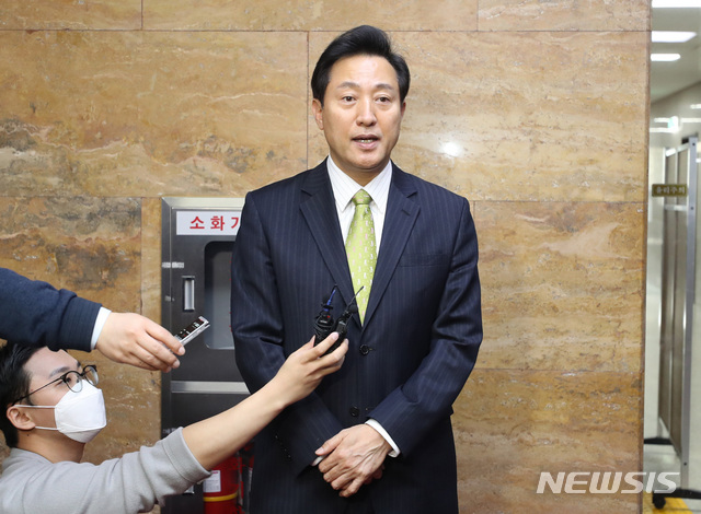 [서울=뉴시스]전진환 기자 = 오세훈 국민의힘 서울시장 보궐선거 후보가 18일 오전 난항을 겪고 있는 안철수 국민의당 후보와의 단일화와 관련 서울 여의도 국회에서 김종인 비상대책위원장과 면담을 하고 나와 기자들의 질문에 답하고 있다. 2021.03.18. amin2@newsis.com