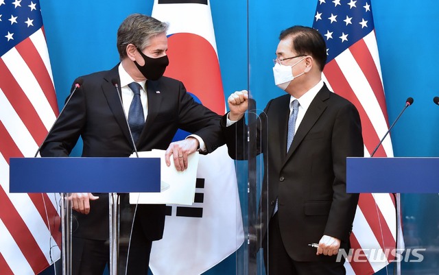 [서울=뉴시스]사진공동취재단 = 정의용 외교부 장관과 토니 블링컨 미국 국무장관이 18일 서울 종로구 외교부 청사에서 한·미 외교·국방 장관 공동기자회견을 한 뒤 인사를 나누고 있다. 2021.03.18. photo@newsis.com