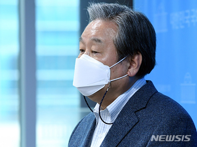 [서울=뉴시스]전진환 기자 = 김무성 전 의원이 지난 3월18일 오후 서울 여의도 국회 소통관에서 오세훈·안철수 서울시장 후보 단일화 실무협상 결렬과 관련해 기자회견을 마친 후 취재진 질문에 답하고 있다. (공동취재사진) 2021.03.18. photo@newsis.com