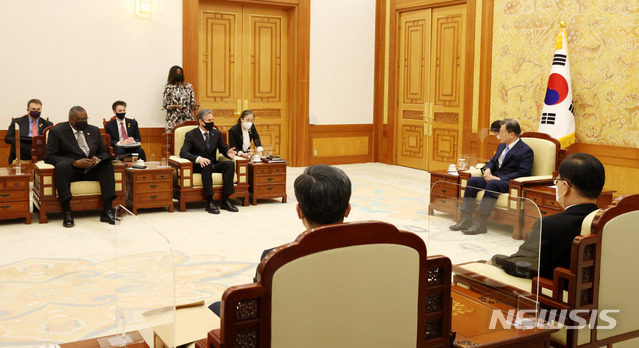 [서울=뉴시스]추상철 기자 = 문재인 대통령이 18일 오후 청와대에서 미국의 토니 블링컨 국무장관과 로이드 오스틴 국방장관을 접견하고 있다. 2021.03.18. scchoo@newsis.com