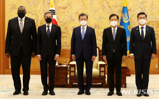 [서울=뉴시스]추상철 기자 = 문재인 대통령이 18일 오후 청와대에서 미국의 토니 블링컨 국무장관과 로이드 오스틴 국방장관 접견에 앞서 기념촬영을 하고 있다. 로이드 오스틴(왼쪽부터) 국방장관, 토니 블링컨 국무장관, 문 대통령, 정의용 외교부 장관, 서욱 국방부 장관. 2021.03.18. scchoo@newsis.com