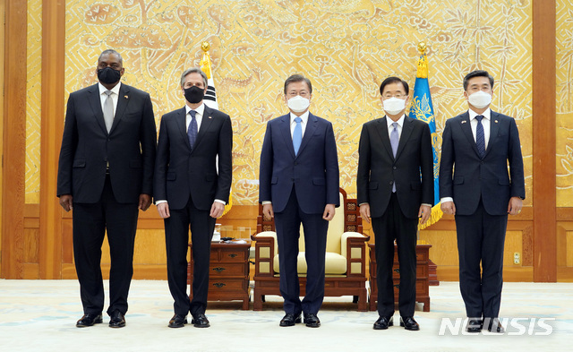 [서울=뉴시스]추상철 기자 = 문재인 대통령이 18일 오후 청와대에서 미국의 토니 블링컨 국무장관과 로이드 오스틴 국방장관 접견에 앞서 기념촬영을 하고 있다. 왼쪽부터 미국 로이드 오스틴 국방장관, 토니 블링컨 국무장관, 문 대통령, 정의용 외교부장관, 서욱 국방부장관. 2021.03.18. scchoo@newsis.com