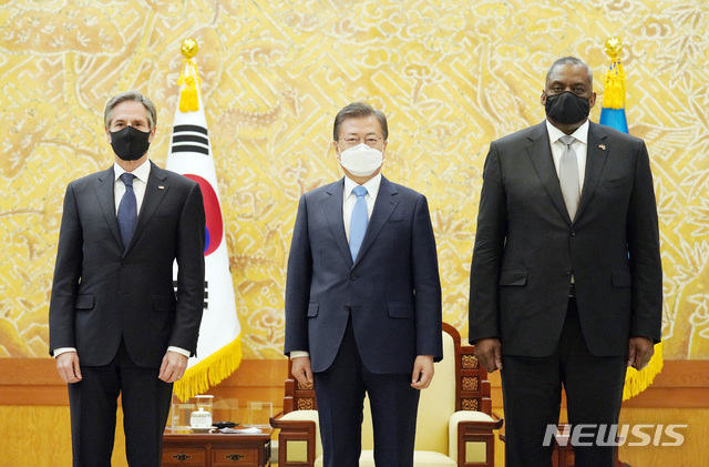 [서울=뉴시스]추상철 기자 = 문재인 대통령이 18일 오후 청와대에서 미국의 토니 블링컨 국무장관과 로이드 오스틴 국방장관 접견에 앞서 기념촬영을 하고 있다. 2021.03.18. scchoo@newsis.com
