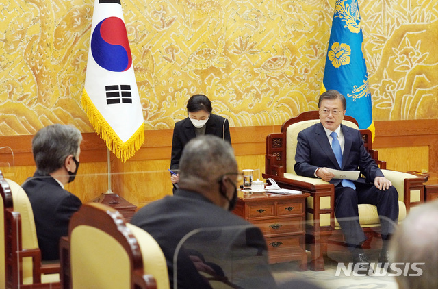 [서울=뉴시스]추상철 기자 = 문재인 대통령이 18일 오후 청와대에서 미국의 토니 블링컨 국무장관과 로이드 오스틴 국방장관을 접견하고 있다. 2021.03.18. scchoo@newsis.com