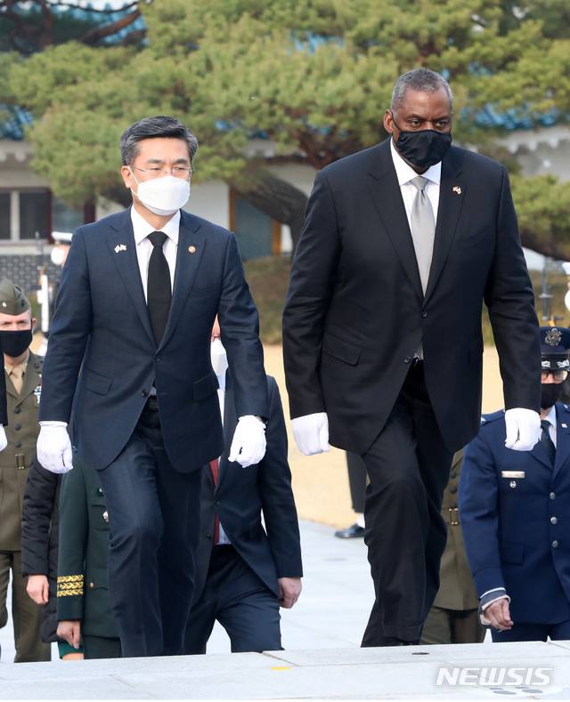 [서울=뉴시스]사진공동취재단 = 로이드 오스틴 미국 국방부 장관과 서욱 국방부 장관이 18일 오후 서울 동작구 국립서울현충원에서 현충탑 참배를 위해 이동하고 있다. 2021.03.18. photo@newsis.com