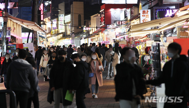 [서울=뉴시스]조수정 기자 = 지난 18일 오후 서울 시내 한 번화가가 시민들로 북적이고 있다.  2021.03.18. chocrystal@newsis.com