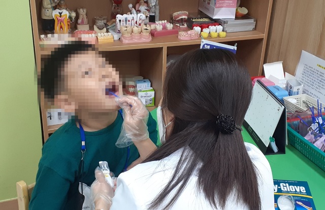 [서울=뉴시스]﻿﻿치통에도 단계가 있지만 치통이 심하다고 충치가 꼭 심각한 것은 아니다.&nbsp; 치아에 찬물이 닿으면 시린 통증이 느껴지거나 갑자기 치아 사이에 음식물이 많이 낀다면 검진을 받아볼 필요가 있다. (사진= 뉴시스DB) 2021.03.19. photo@newsis.com. *재판매 및 DB 금지