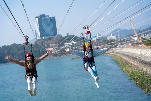 [여수=뉴시스]김석훈 기자 = 전남&nbsp; 여수시 '라마다프라자 바이윈덤 여수호텔이 설치한 1.2㎞ 구간의 해상 짚트랙. 21일 개점한다. 2021.03.19. (사진=호텔 제공) photo@newsis.com&nbsp; *재판매 및 DB 금지