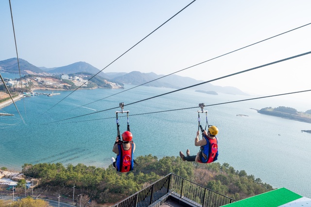 전남 여수시 '라마다프라자 바이윈덤 여수호텔이 설치한 1.2㎞ 구간의 해상 짚트랙. 21일 개점한다. (사진=호텔 제공) *재판매 및 DB 금지