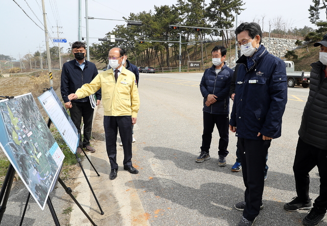지난 18일 유기상 고창군수(오른쪽 첫번째)가 상습적 가뭄으로 영농에 지장을 받고 있는 상하 용정지구를 방문해 원활한 농업용수 공급을 위한 '재해위험지구개선사업'의 설명을 듣고 있다. *재판매 및 DB 금지