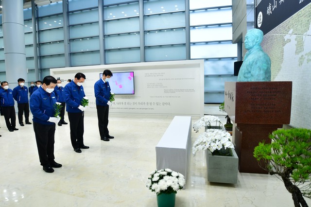 [울산=뉴시스]19일 오전 현대중공업 울산 본사 본관 로비에서 아산(峨山) 정주영 현대 창업자의 타계 20주기 추모식이 진행되고 있다. (사진=현대중공업 제공) 2021.03.19. photo@newsis.com *재판매 및 DB 금지