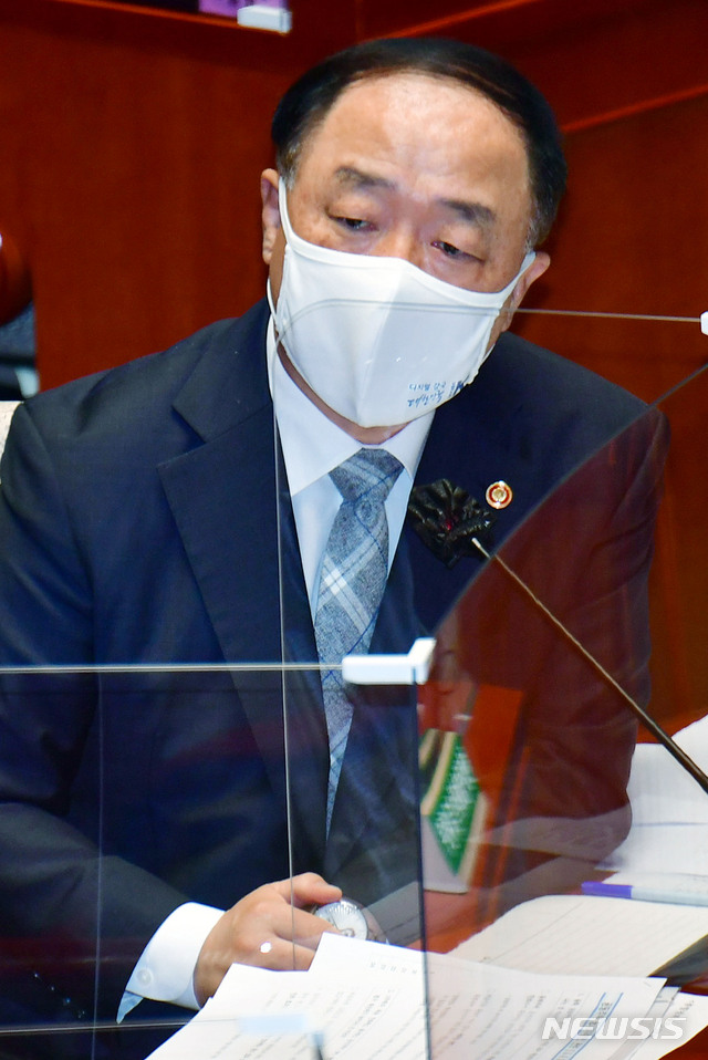 [서울=뉴시스]최동준 기자 = 홍남기 경제부총리 겸 기획재정부 장관이 19일 서울 여의도 국회에서 열린 예산결산위원회 전체회의에서 질의에 답변하고 있다. (공동취재사진) 2021.03.19. photo@newsis.com