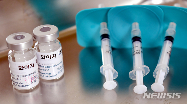 [광주=뉴시스]류형근 기자 = 19일 오전 광주 서구 염주종합체육관에 설치된 서구코로나19예방접종센터에서 모의훈련이 펼쳐지고 있다. 의료진이 화이자 백신을 주사기에 담고 있다. 2021.03.19. hgryu77@newsis.com