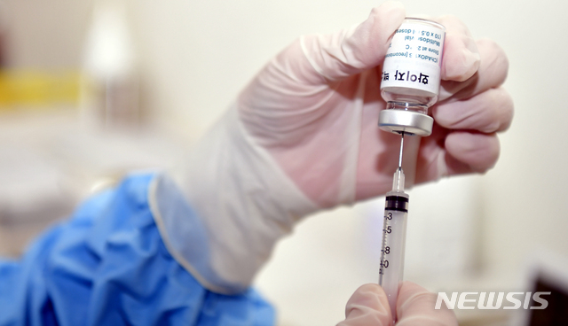 [광주=뉴시스]류형근 기자 = 19일 오전 광주 서구 염주종합체육관에 설치된 서구코로나19예방접종센터에서 모의훈련이 펼쳐지고 있다. 의료진이 화이자 백신을 주사기에 담고 있다. 2021.03.19. hgryu77@newsis.com