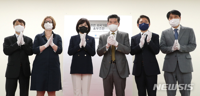 [서울=뉴시스]김명원 기자 = 전현희 국민권익위원장을 비롯한 참석자들이 19일 오후 서울 종로구 정부서울청사에서 열린 주한 외국기업 옴부즈만 현판식에서 기념촬영을 하고 있다. 왼쪽부터 허재우 국민권익위원회 대변인, 바바라 촐만 한독상공회의소 대표, 전현희 위원장, 제임스 김 주한 미국 상공회의소 회장, 김태응 상임위원, 임윤주 기획조정실장. (공동취재사진) 2021.03.19. photo@newsis.com