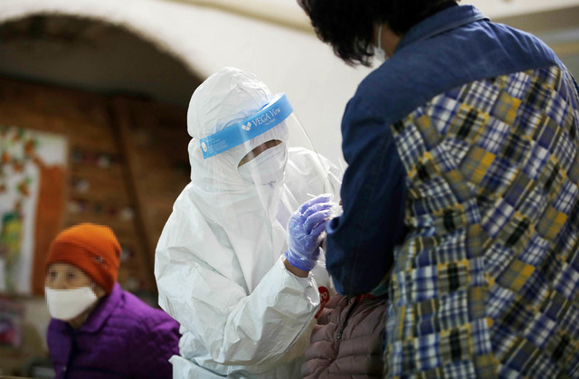 [광주=뉴시스] 변재훈 기자 = 광주 북구보건소 감염병관리팀 직원들이 지난 19일 오전 광주 북구 한 노인요양시설에서 종사자·이용자들을 대상으로 코로나19 검체를 채취하고 있다. (사진= 광주 북구 제공) 2021.03.19. photo@newsis.com *재판매 및 DB 금지