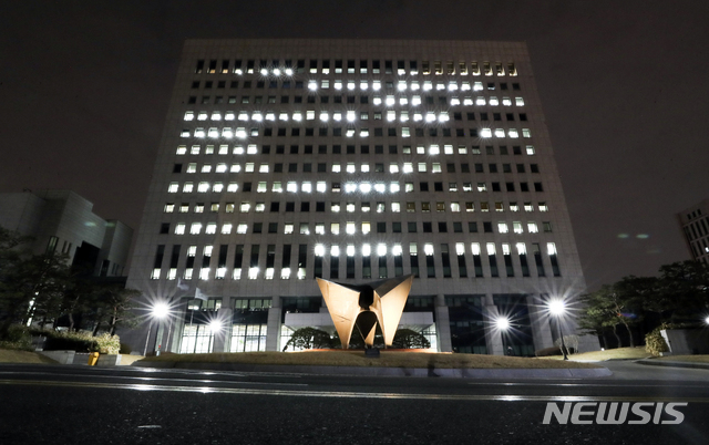 [서울=뉴시스]최진석 기자 = 지난 19일 한명숙 전 국무총리 사건에서 위증이 있었다는 의혹을 다시 들여다보기 위한 검찰의 회의가 열리고 있는 서울 대검찰청에 불이 켜져 있다. 2021.03.19. myjs@newsis.com