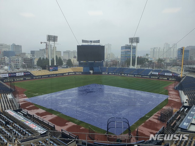 [서울=뉴시스] 김희준 기자 = 20일 오전 방수포가 깔려있는 창원NC파크. 2021.03.20jinxijun@newsis.com